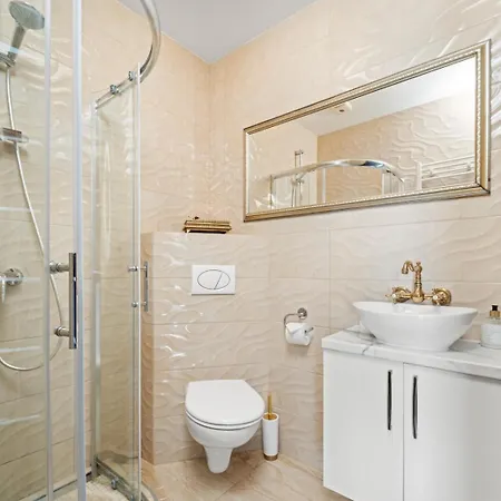 Adore Apartment *